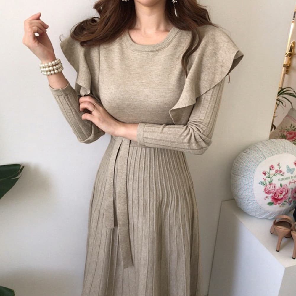 大人かわいい服 肩フリルプリーツニットワンピース