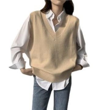 大人かわいい服 深めブイネックニットベスト