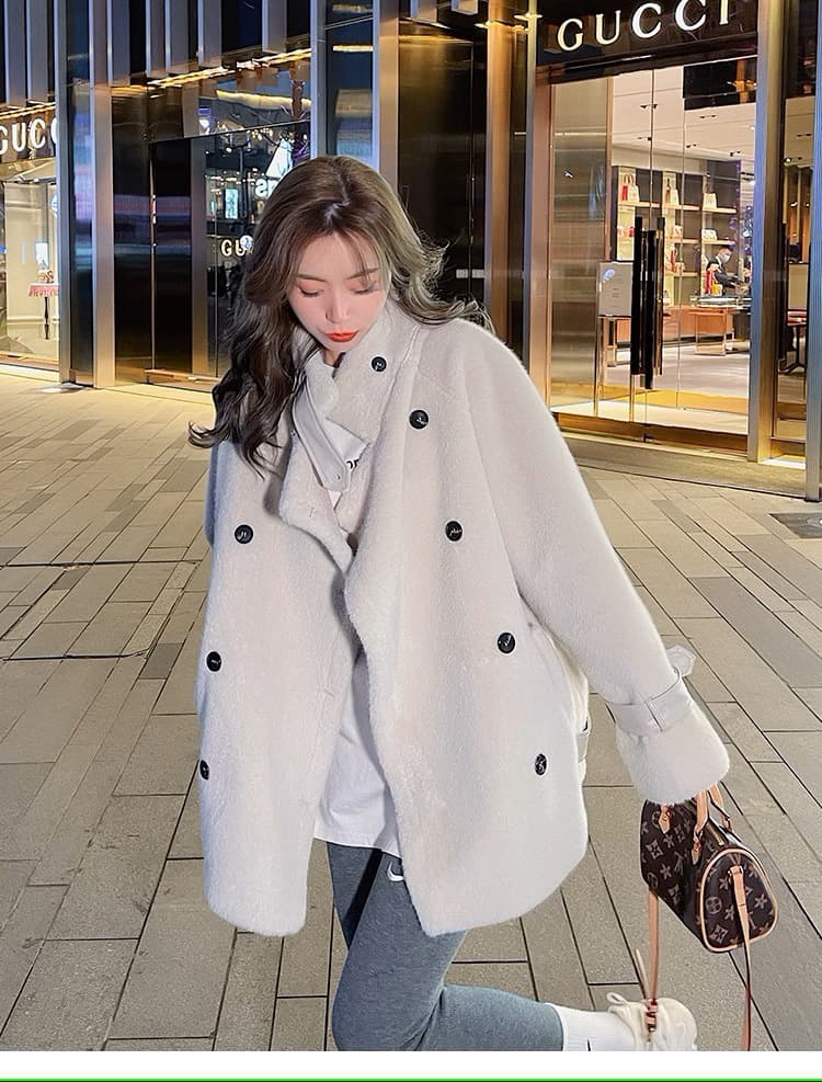 大人かわいい服 ボア素材ダブルボタンミドル丈コート