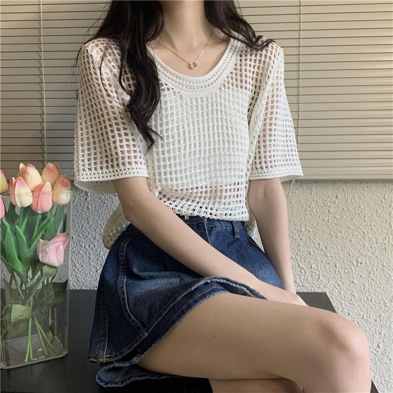 大人かわいい服 透かし編み丸首ニットトップス
