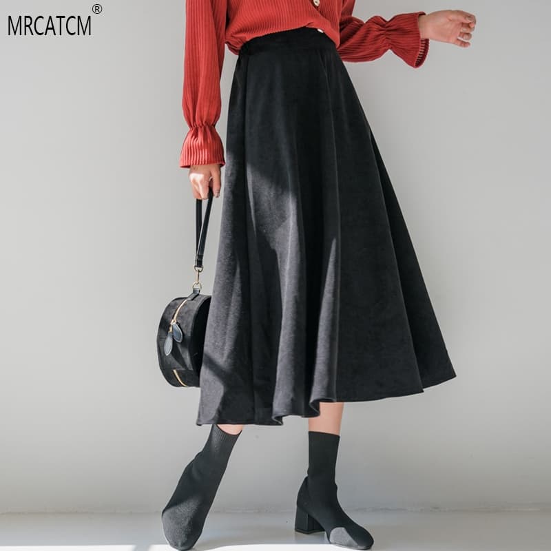 大人かわいい服 光沢素材のエレガントフレアロングスカート