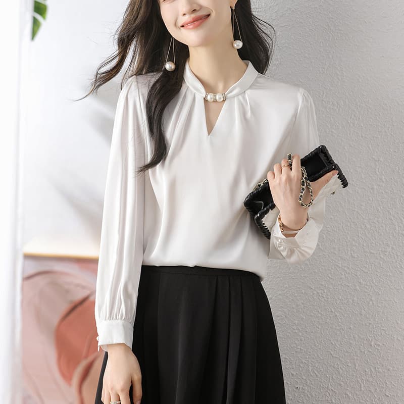大人かわいい服 真珠調アクセントの上品ブラウス