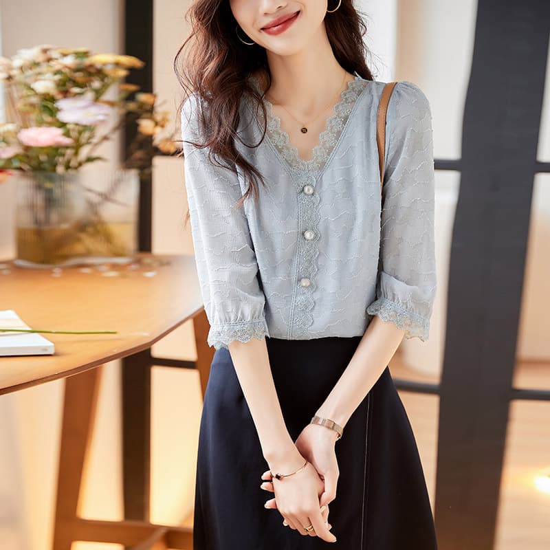 大人かわいい服 レース縁取り幾何学模様ブラウス
