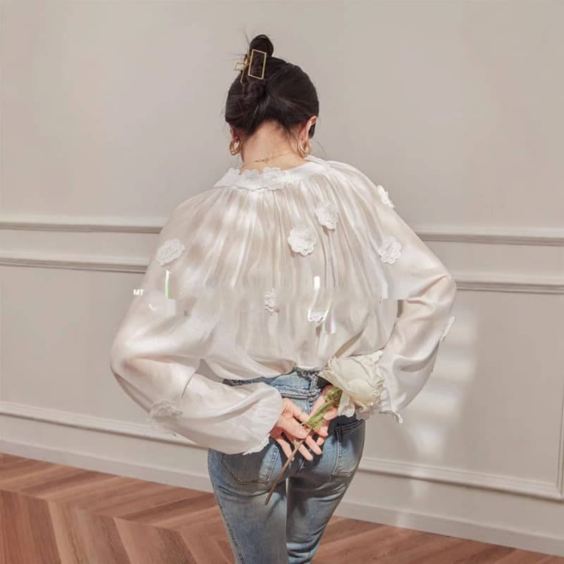 大人かわいい服 花びらあしらい シアーブラウス