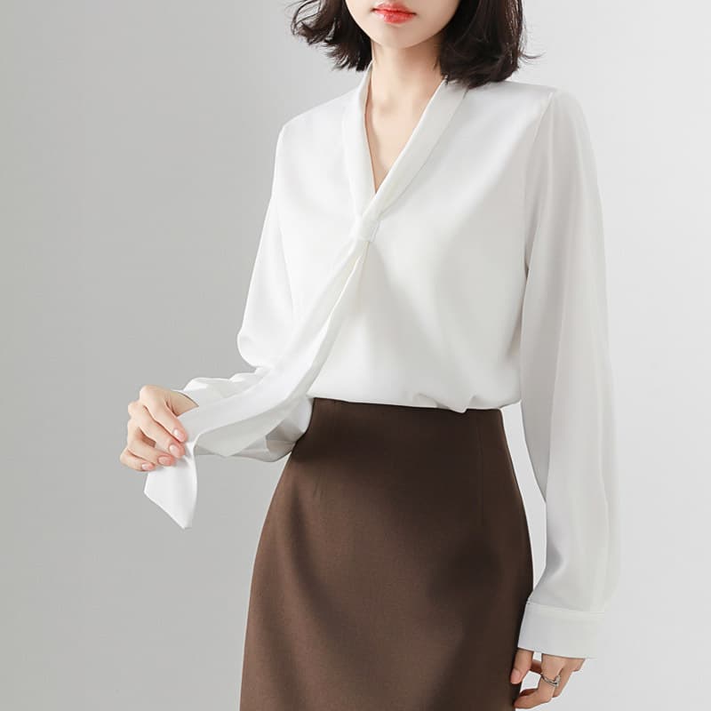 大人かわいい服 ゆるタイ付きとろみブラウス