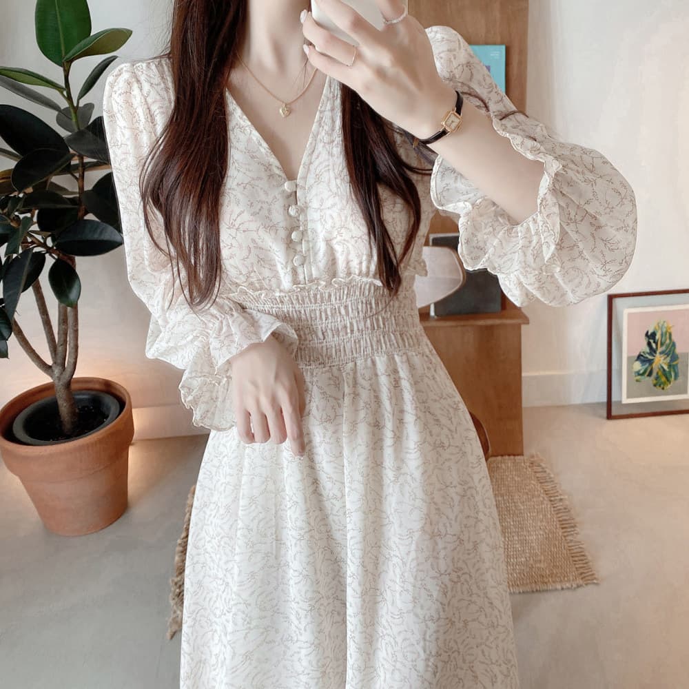 大人かわいい服 シャーリングレースワンピース