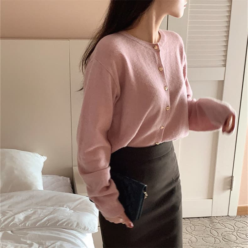 大人かわいい服 ハートボタン付き柔らかニットカーディガン