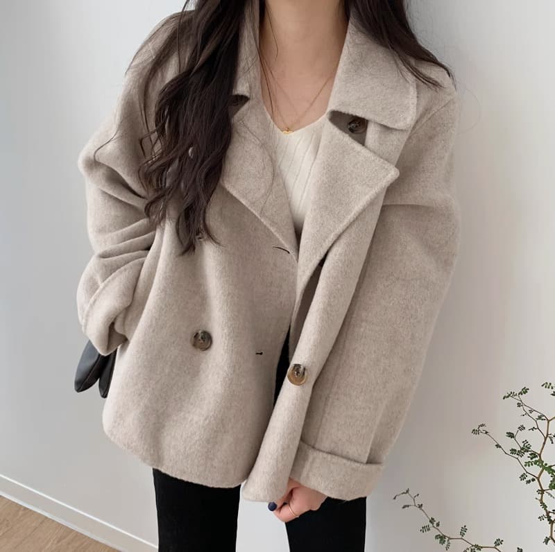 大人かわいい服 ふんわり袖ダブルボタンウール風ショートコート