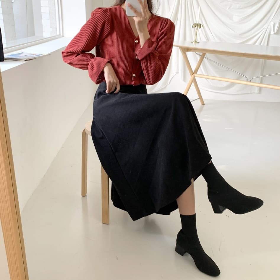 大人かわいい服 光沢素材のエレガントフレアロングスカート