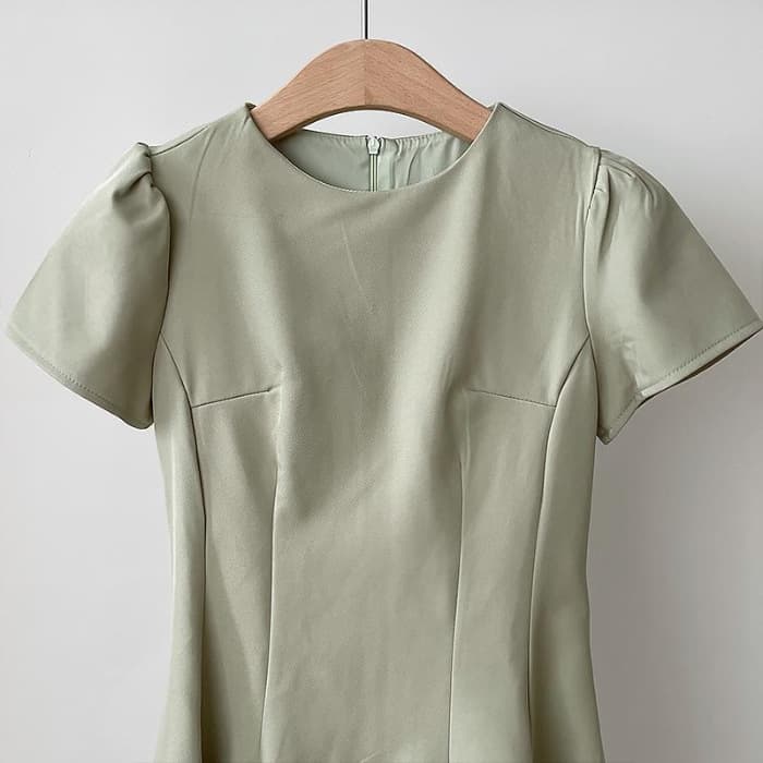 大人かわいい服 上品シルエット パフスリーブワンピース