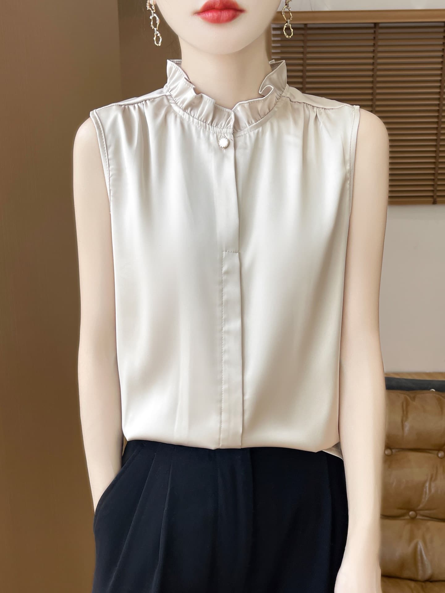 大人かわいい服 ひだまりフリルノースリーブブラウス