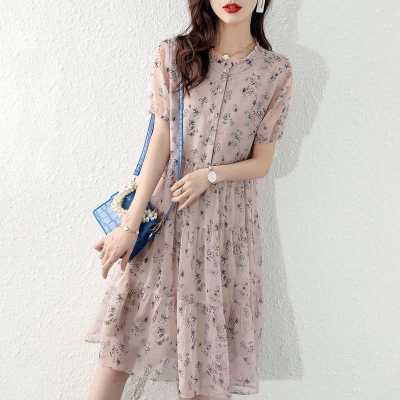 大人かわいい服 繊細花柄のティアードワンピース