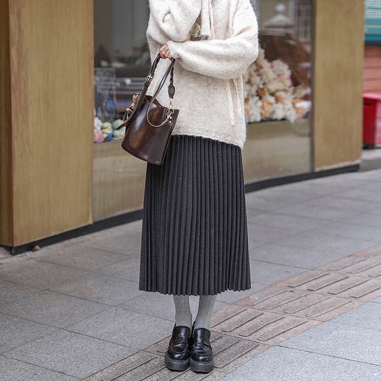 大人かわいい服 プリーツデザインスカート