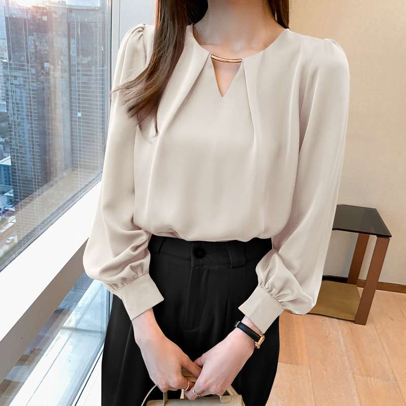 大人かわいい服 優雅なネックレス風ブラウス