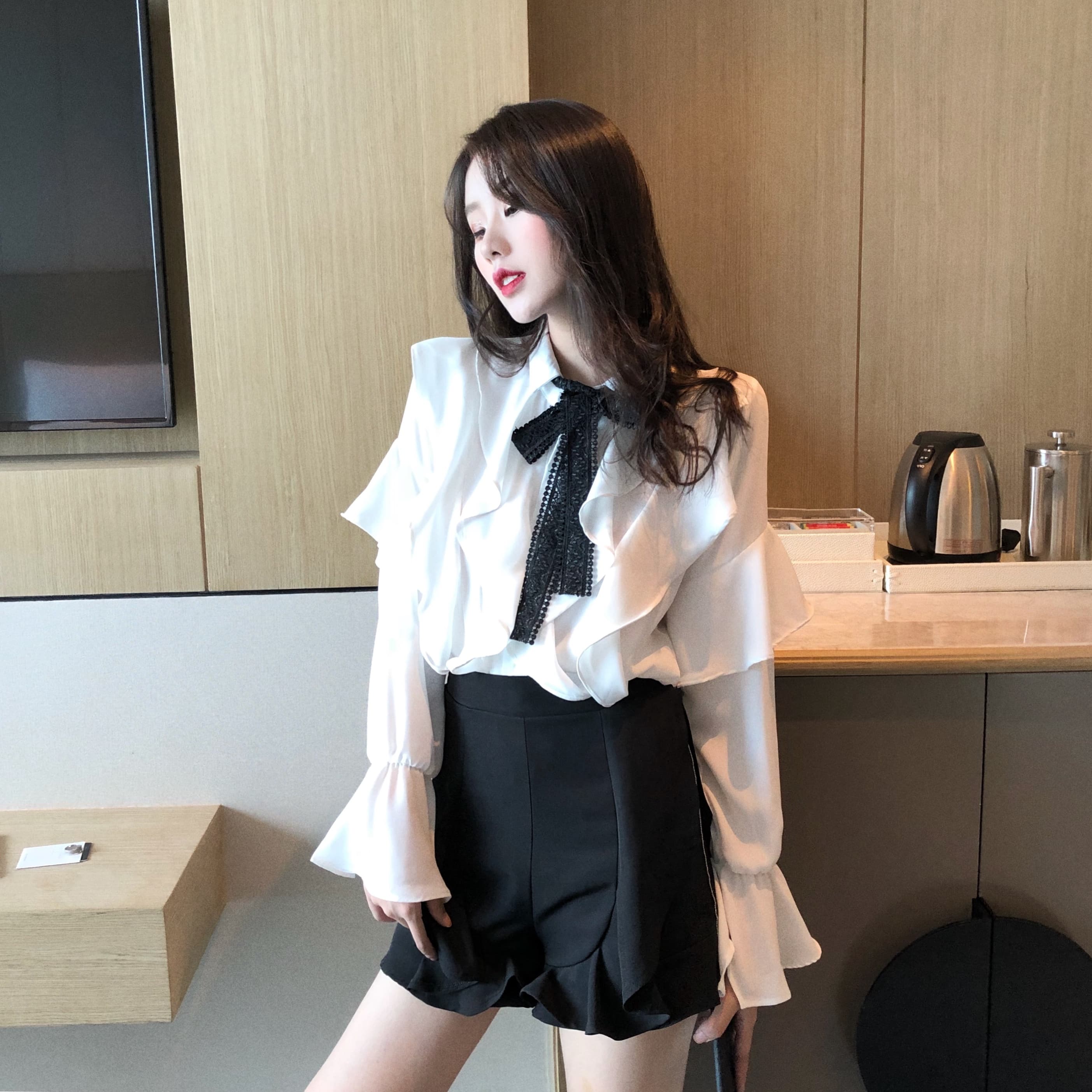 大人かわいい服 華やぎ上品 胸元リボンフリルブラウス