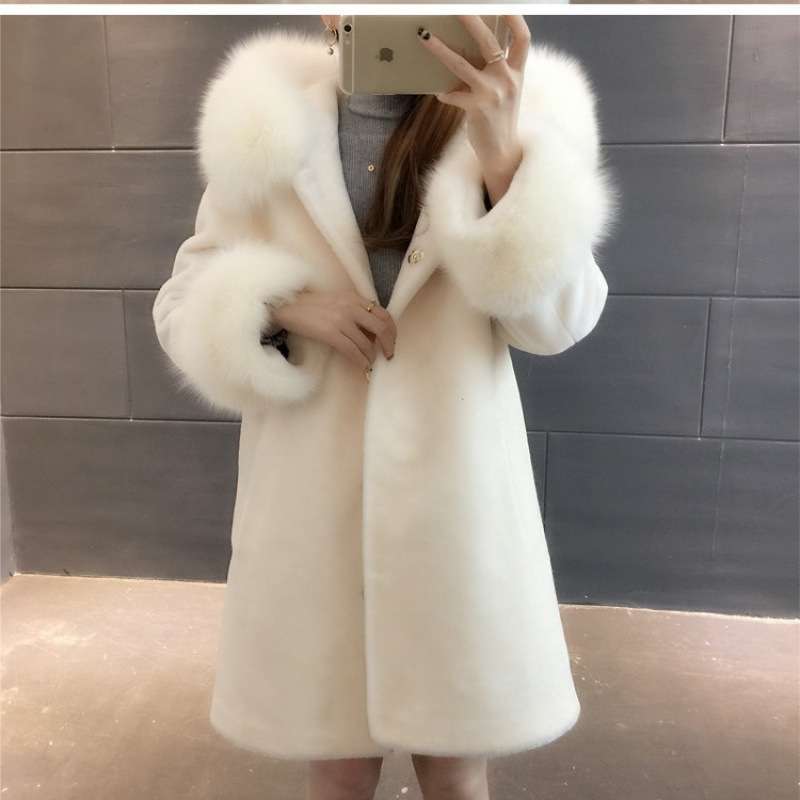 大人かわいい服 ふわもこファー襟の上品ロングコート