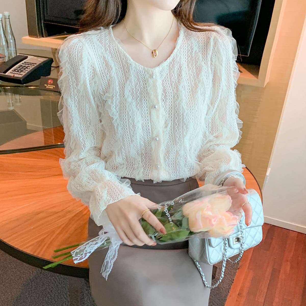 大人かわいい服 レース編みふんわり袖ブラウス