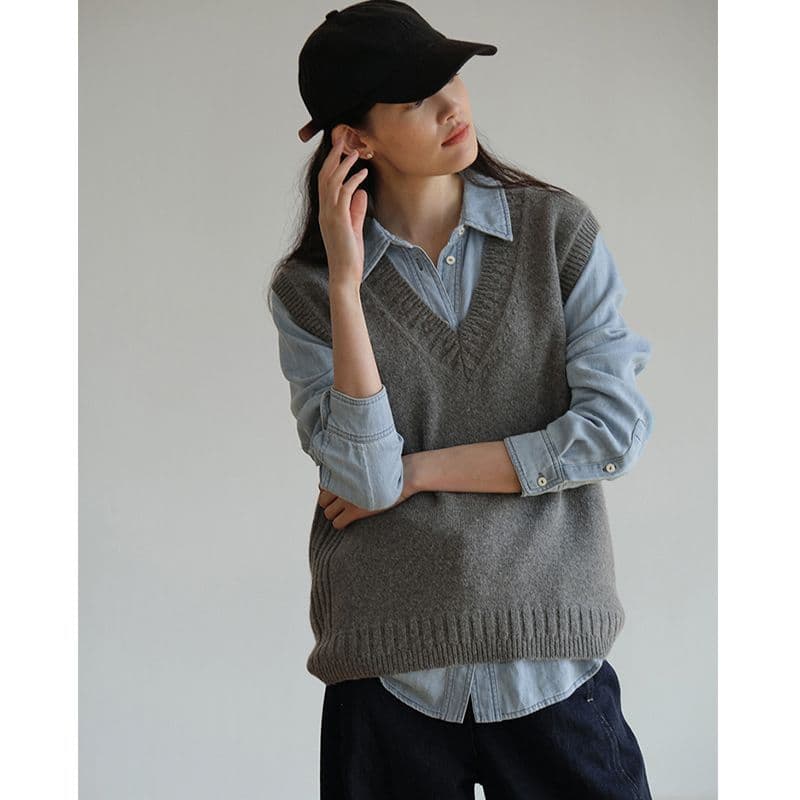 大人かわいい服 深めブイネックニットベスト