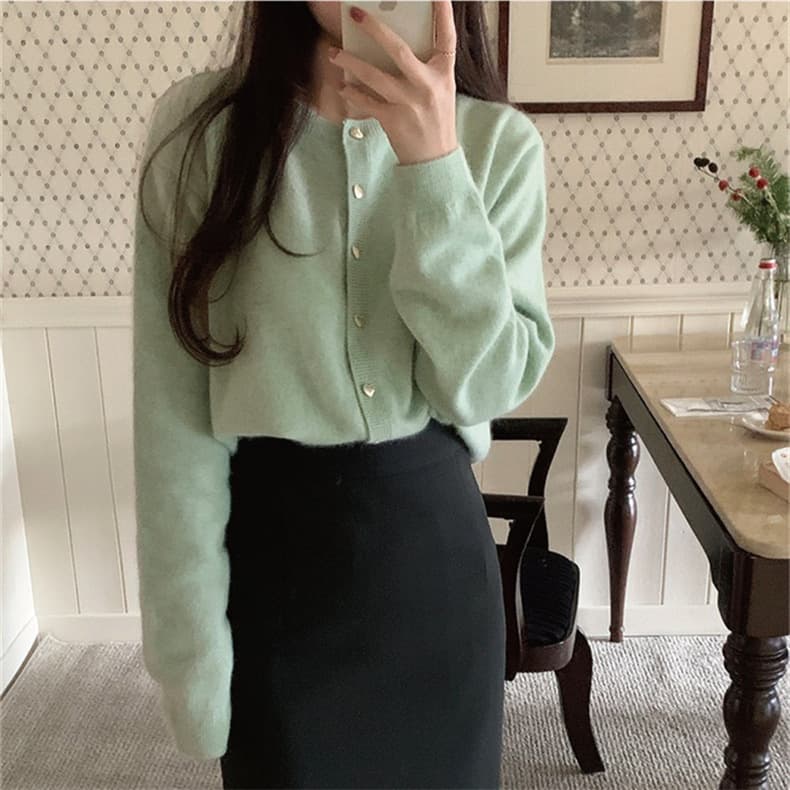 大人かわいい服 ハートボタン付き柔らかニットカーディガン