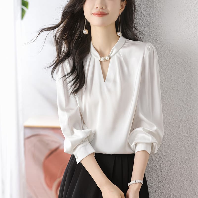 大人かわいい服 真珠調アクセントの上品ブラウス
