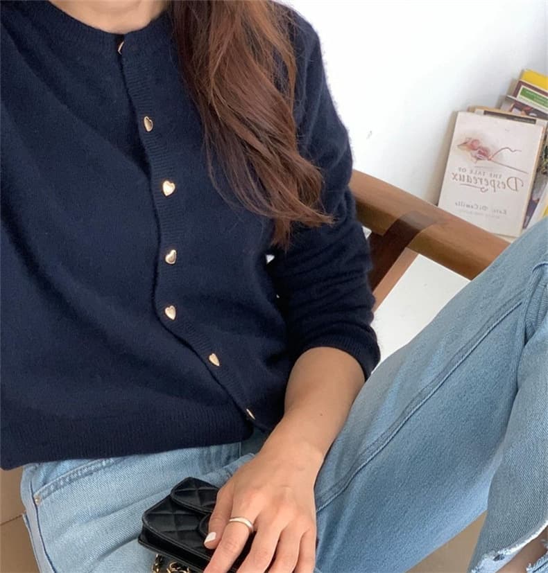 大人かわいい服 ハートボタン付き柔らかニットカーディガン