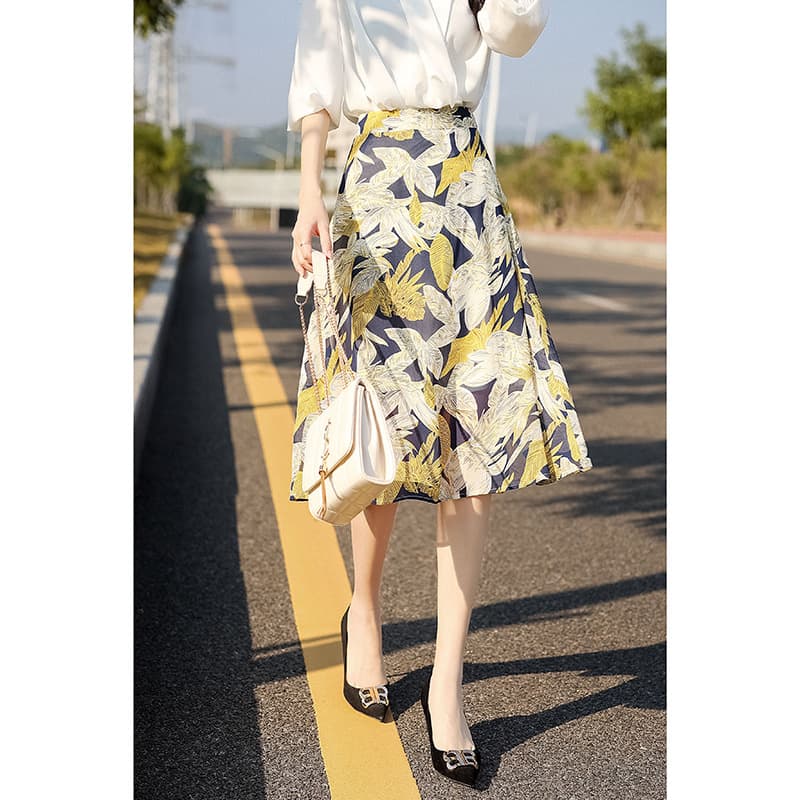 大人かわいい服 光沢感リーフプリーツミディ丈スカート