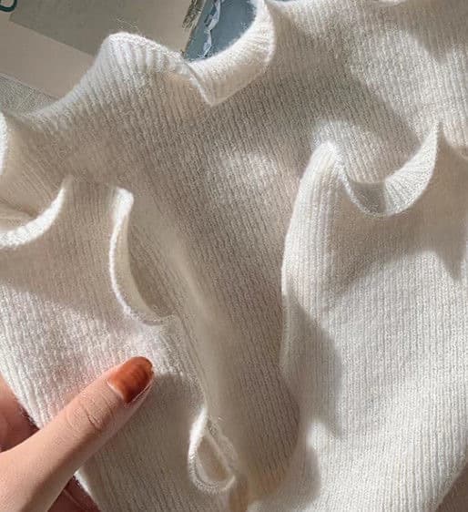 大人かわいい服 フリルエッジ不規則ニットプルオーバー