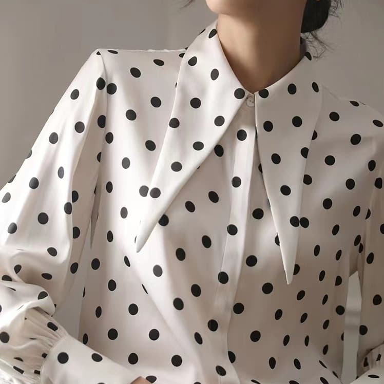 大人かわいい服 ドット柄ブラウス
