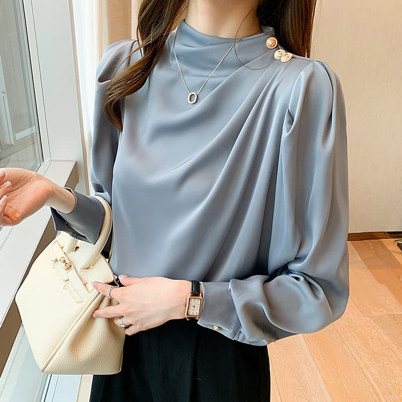 大人かわいい服 ボタンビジュー付きハイネックボリューム袖ブラウス