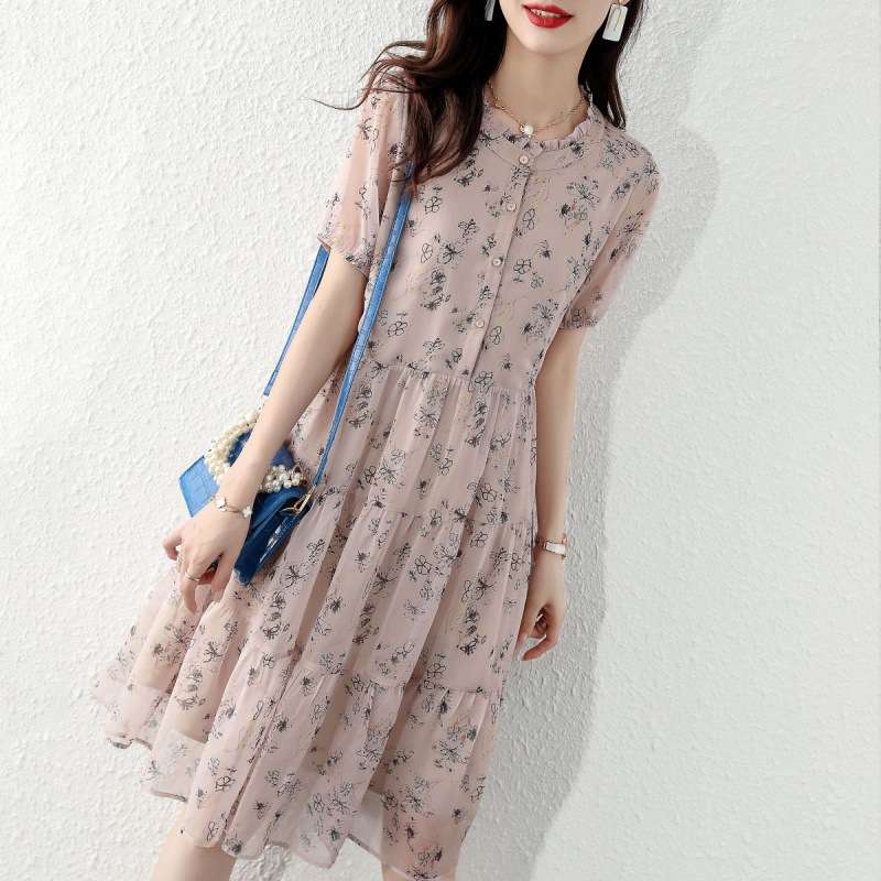 大人かわいい服 繊細花柄のティアードワンピース
