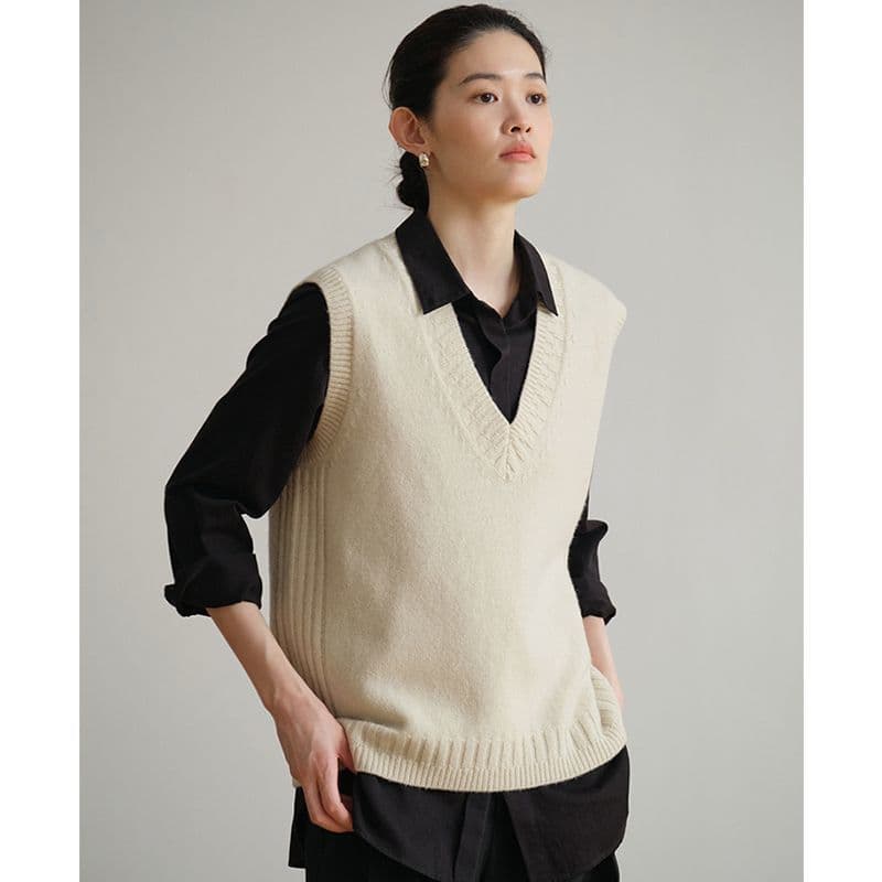 大人かわいい服 深めブイネックニットベスト