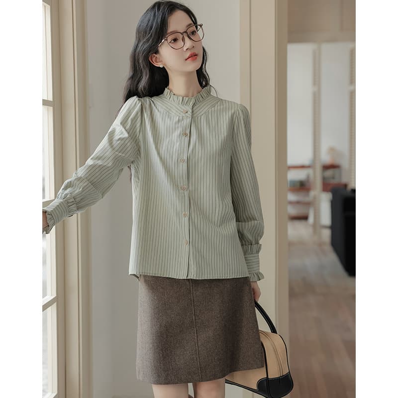 大人かわいい服 フリルカラー シャーリングストライプブラウス