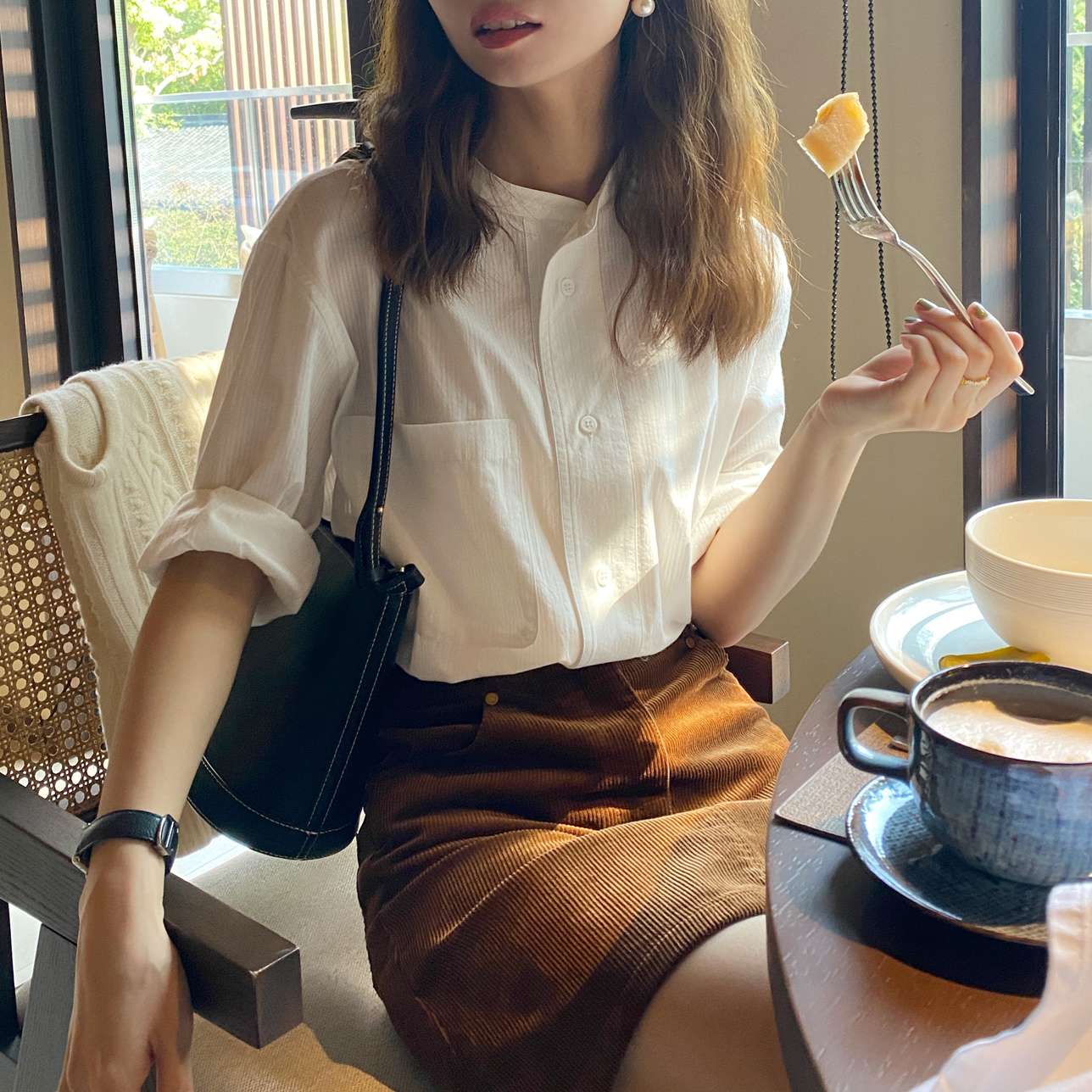 大人かわいい服 上質リネンのスタンドカラーシャツ