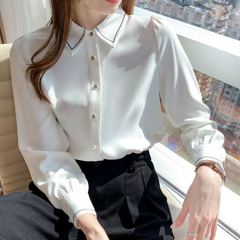 大人かわいい服 しなやか素材のフェミニンシャツトップス