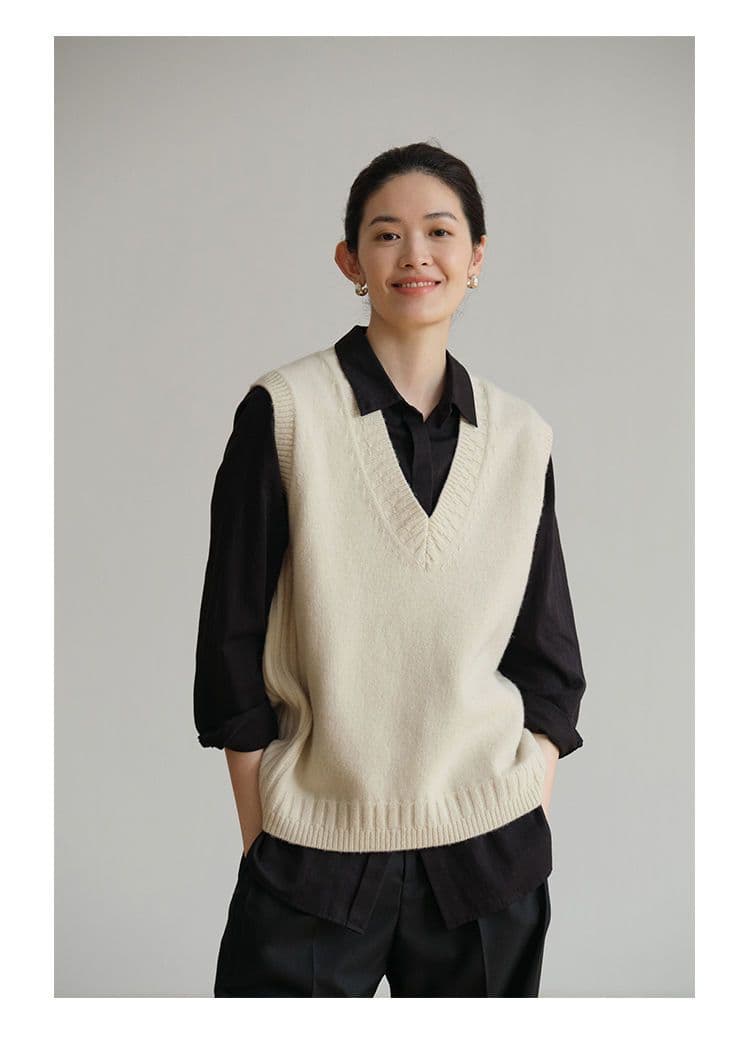 大人かわいい服 深めブイネックニットベスト