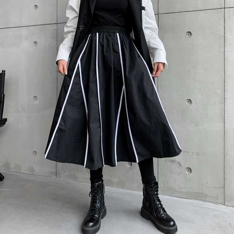 大人かわいい服 モノトーン ピンストライプミディスカート