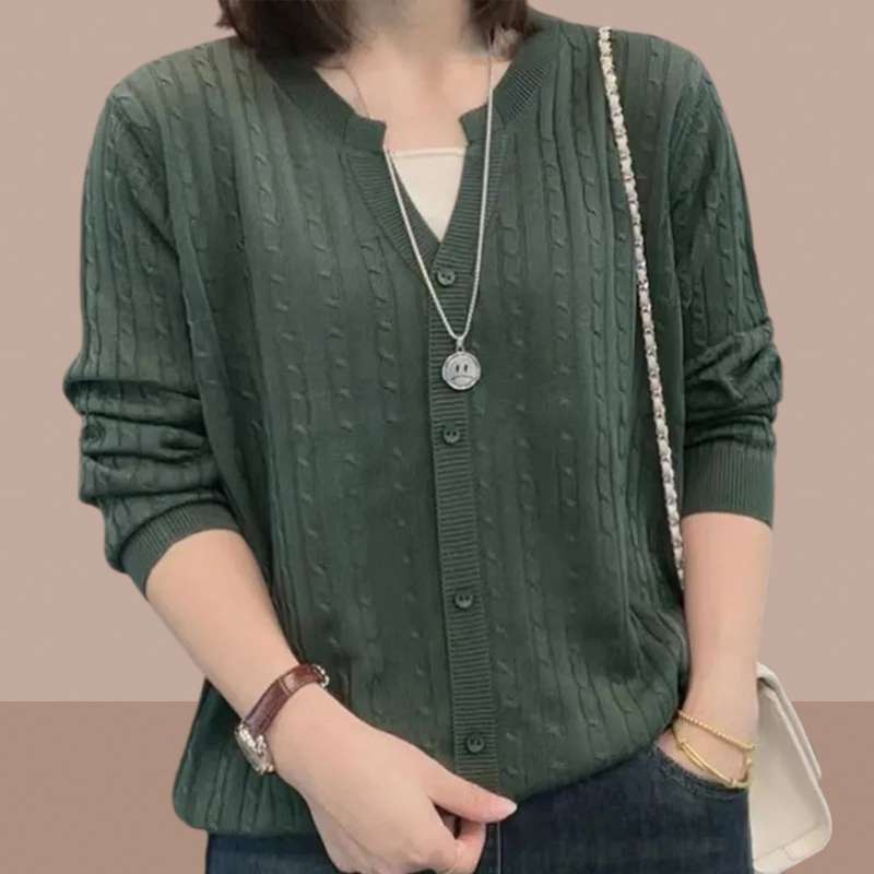 大人かわいい服 上品ケーブル編みのゆったりカーディガン