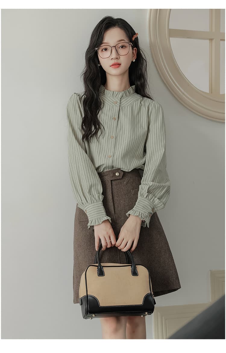 大人かわいい服 フリルカラー シャーリングストライプブラウス