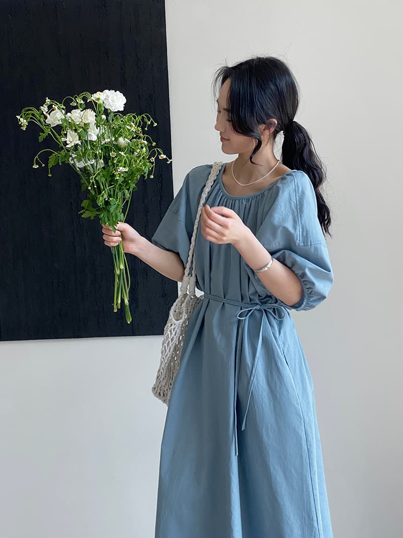 大人かわいい服 リネン混パフスリーブウエスト紐ワンピース
