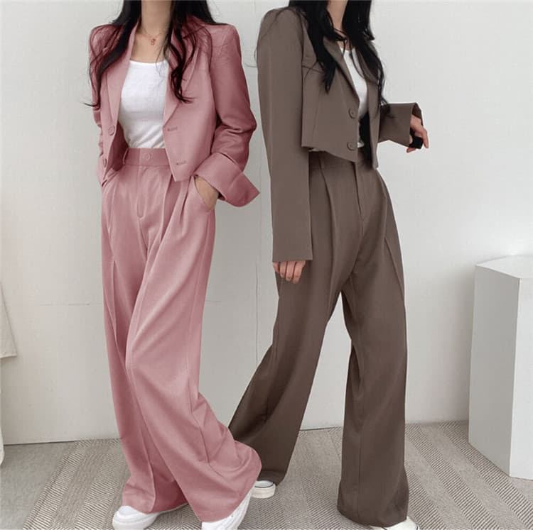 大人かわいい服 テーラードジャケットとワイドパンツの上品セットアップ