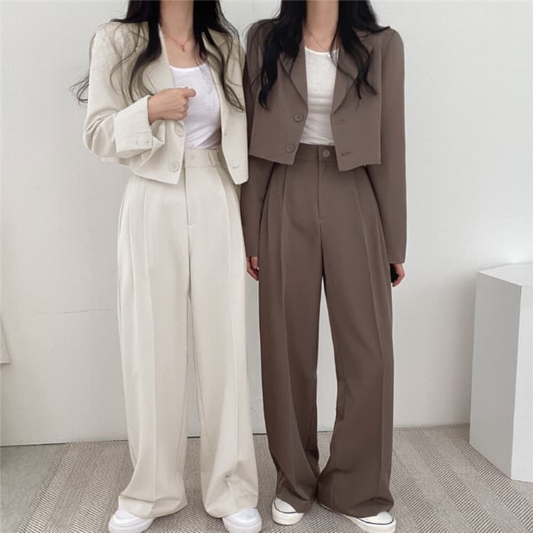 大人かわいい服 テーラードジャケットとワイドパンツの上品セットアップ