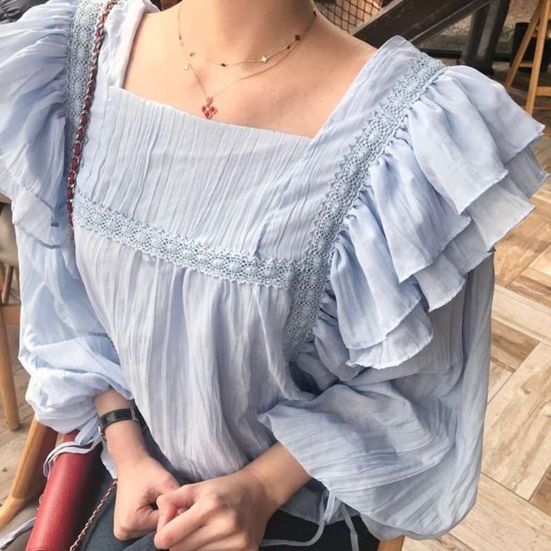 大人かわいい服 フリルスリーブ×スクエアネックブラウス