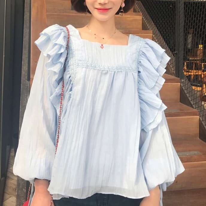 大人かわいい服 フリルスリーブ×スクエアネックブラウス