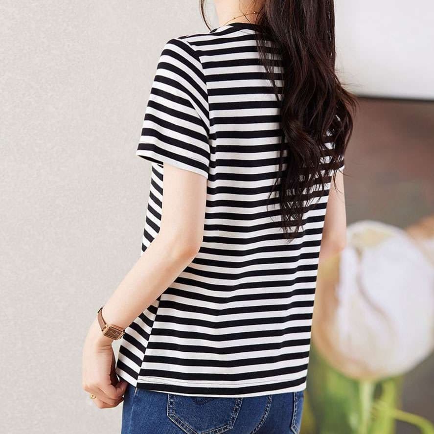 大人かわいい服 蝶モチーフ付きボーダーカットソー