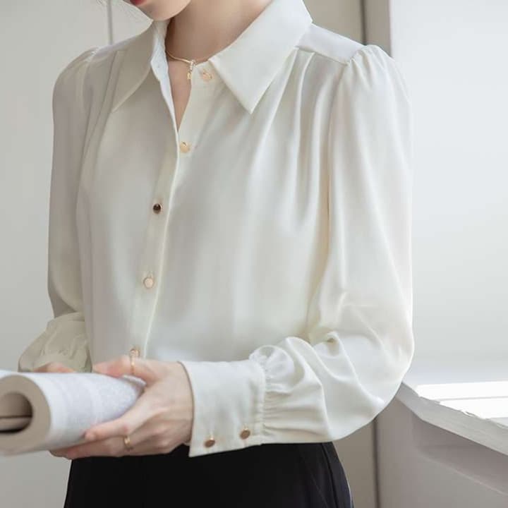 大人かわいい服 シャーリングデザイン長袖シャツ