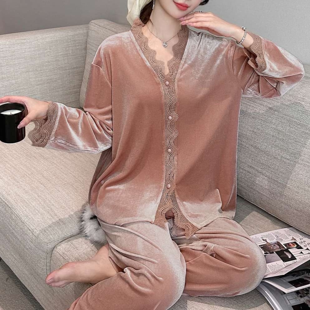 大人かわいい服 甘さ引き立つレース×ベルベット ルームセットアップ