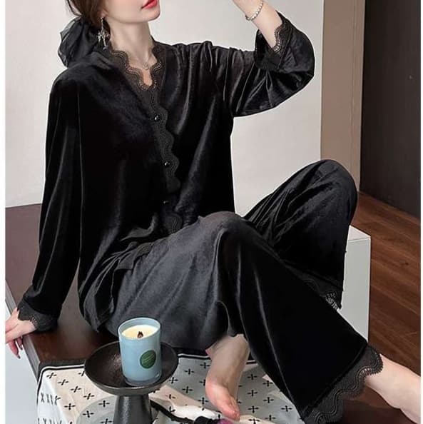 大人かわいい服 甘さ引き立つレース×ベルベット ルームセットアップ