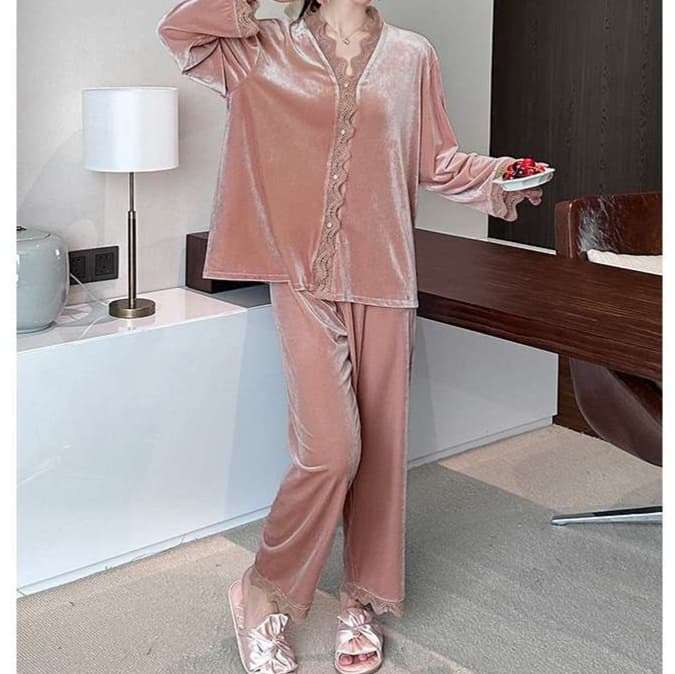 大人かわいい服 甘さ引き立つレース×ベルベット ルームセットアップ