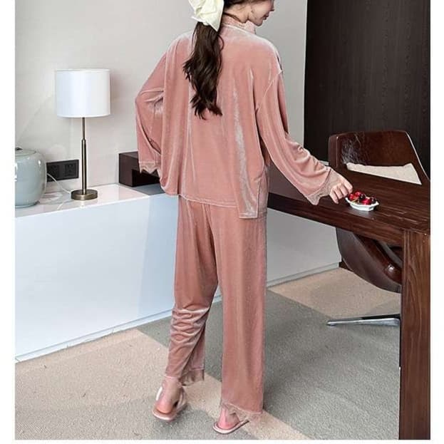 大人かわいい服 甘さ引き立つレース×ベルベット ルームセットアップ