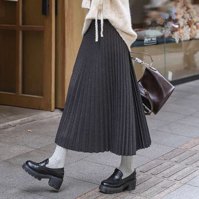 大人かわいい服 プリーツデザインスカート